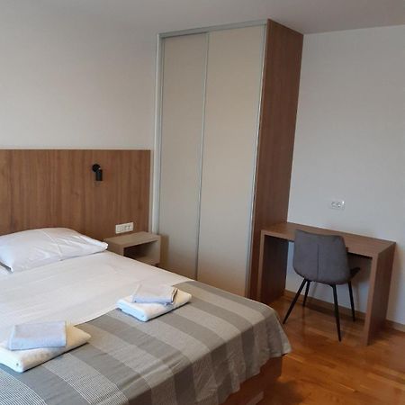 Apartments Mare Малинска Екстериор снимка