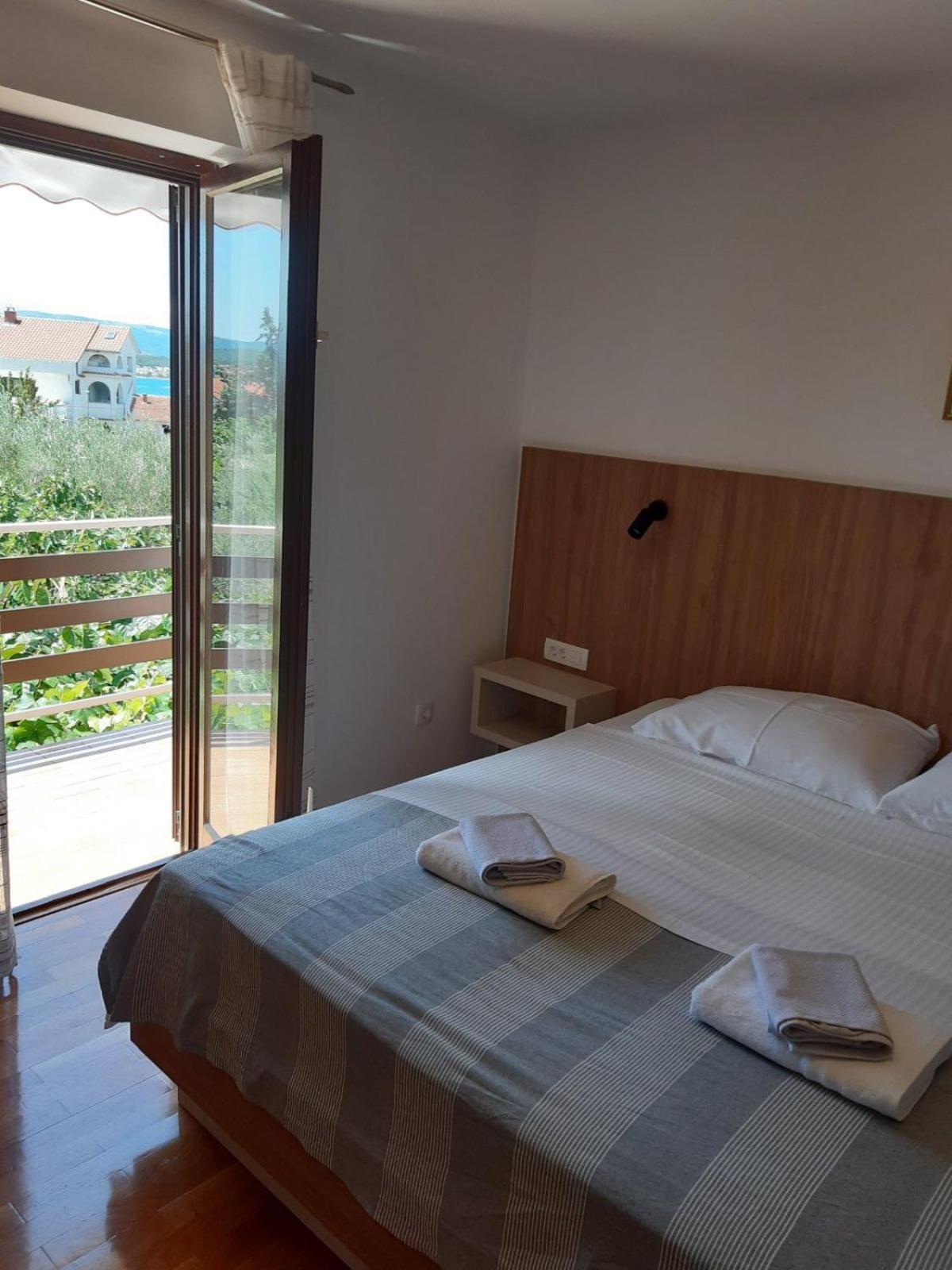 Apartments Mare Малинска Екстериор снимка