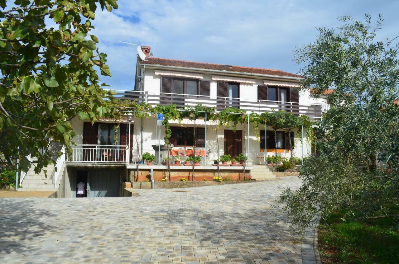 Apartments Mare Малинска Екстериор снимка