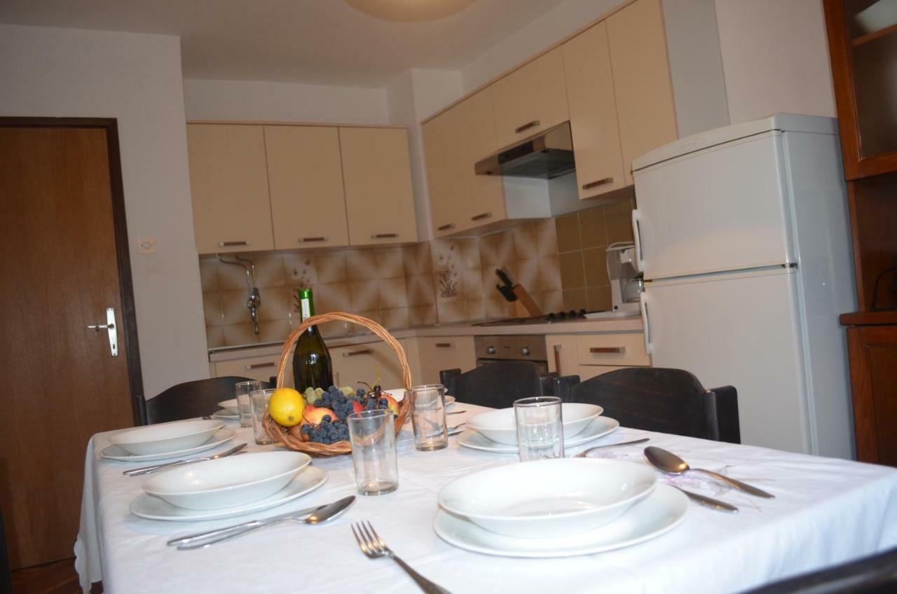 Apartments Mare Малинска Екстериор снимка