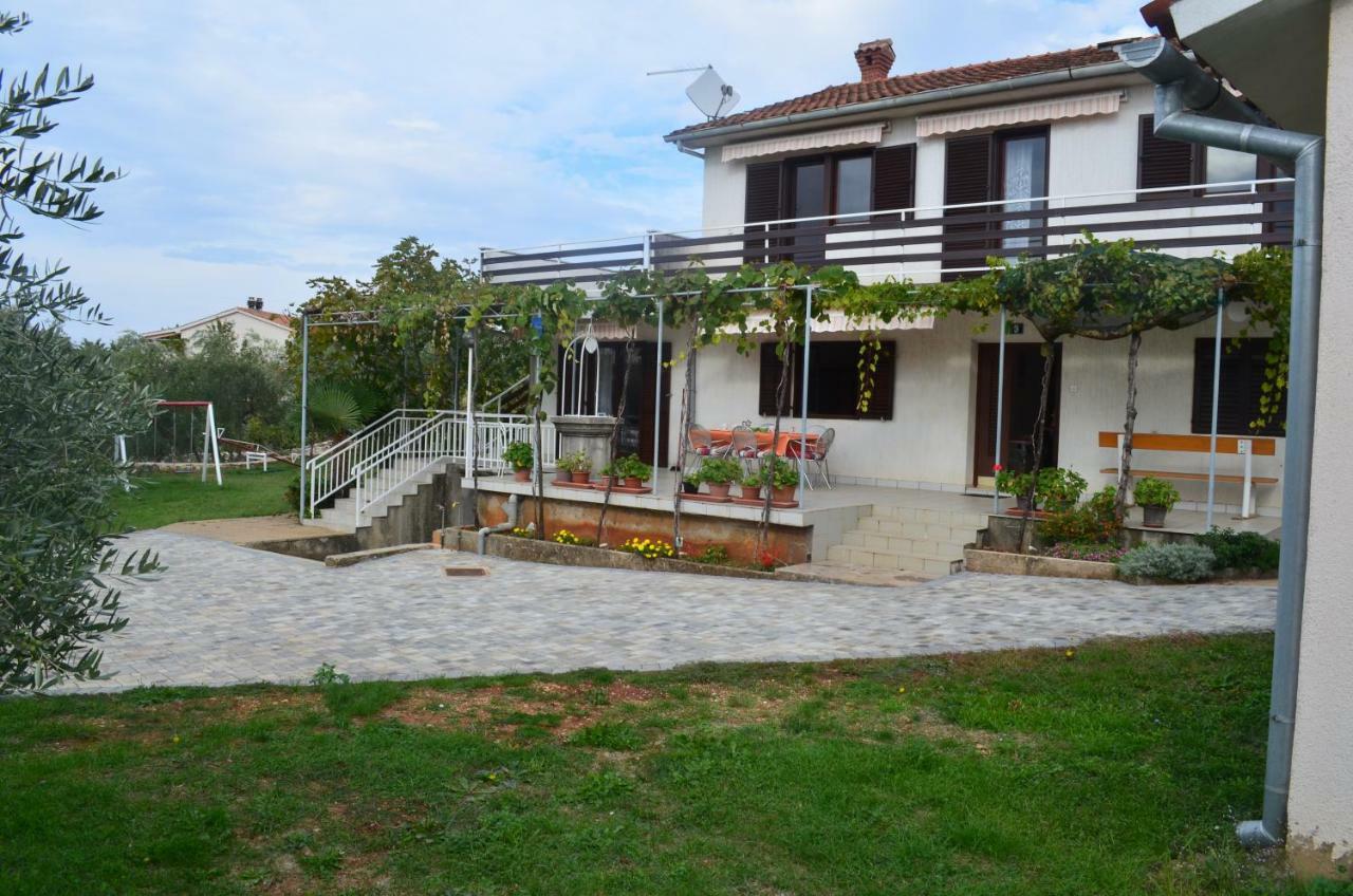 Apartments Mare Малинска Екстериор снимка