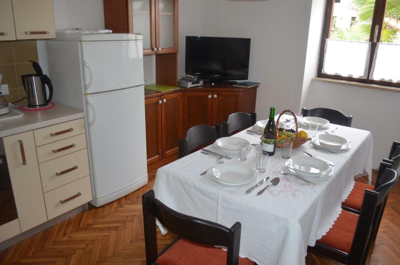 Apartments Mare Малинска Екстериор снимка