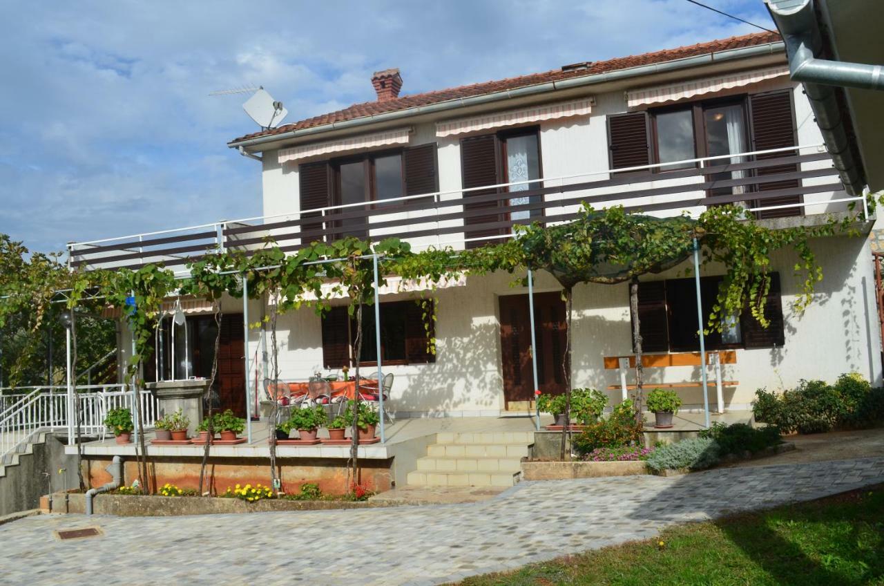 Apartments Mare Малинска Екстериор снимка