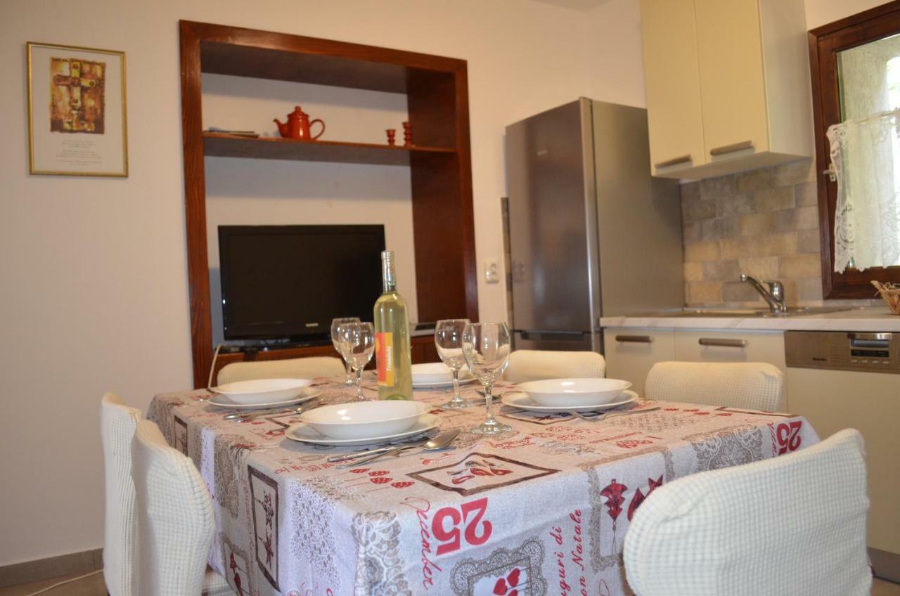 Apartments Mare Малинска Екстериор снимка