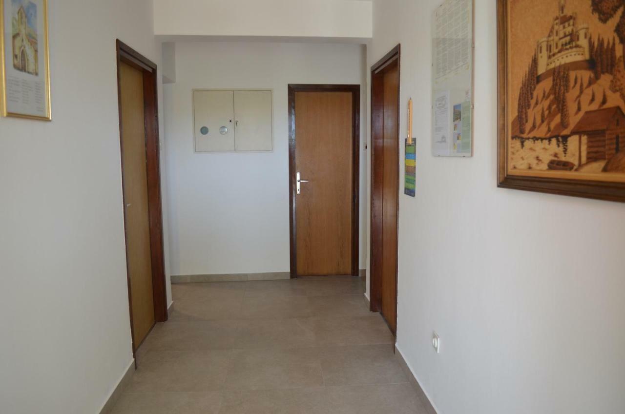 Apartments Mare Малинска Екстериор снимка