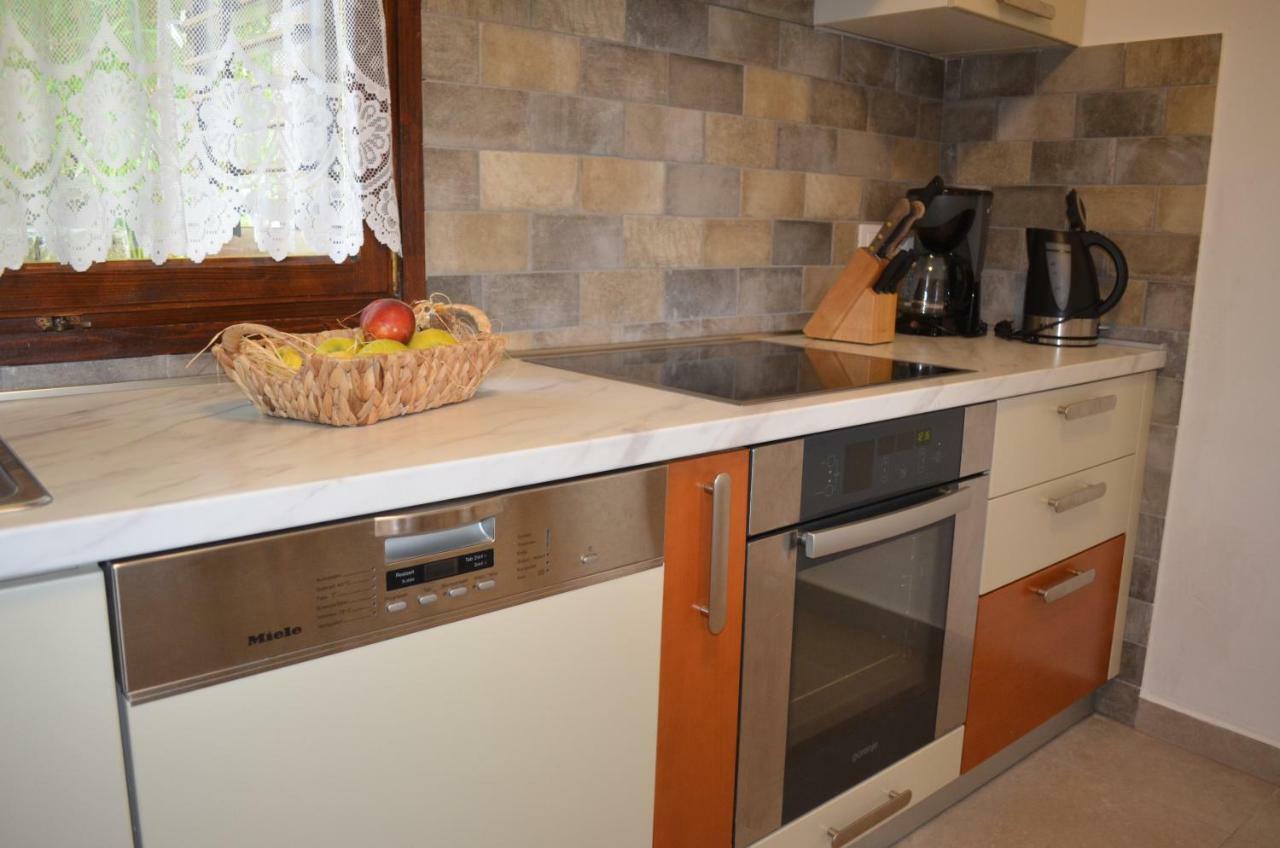 Apartments Mare Малинска Екстериор снимка