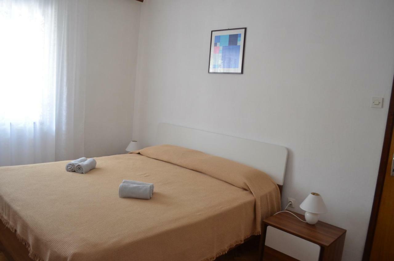 Apartments Mare Малинска Екстериор снимка