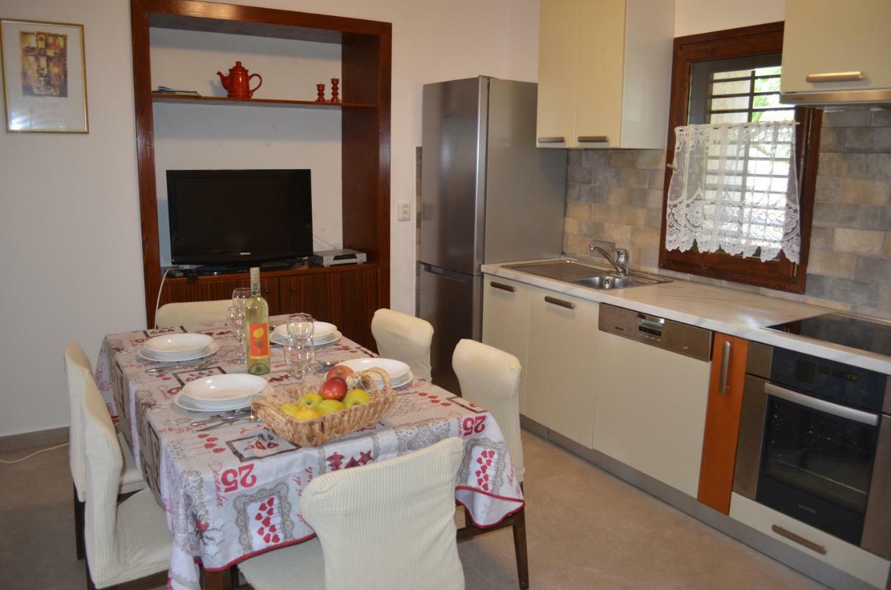 Apartments Mare Малинска Екстериор снимка