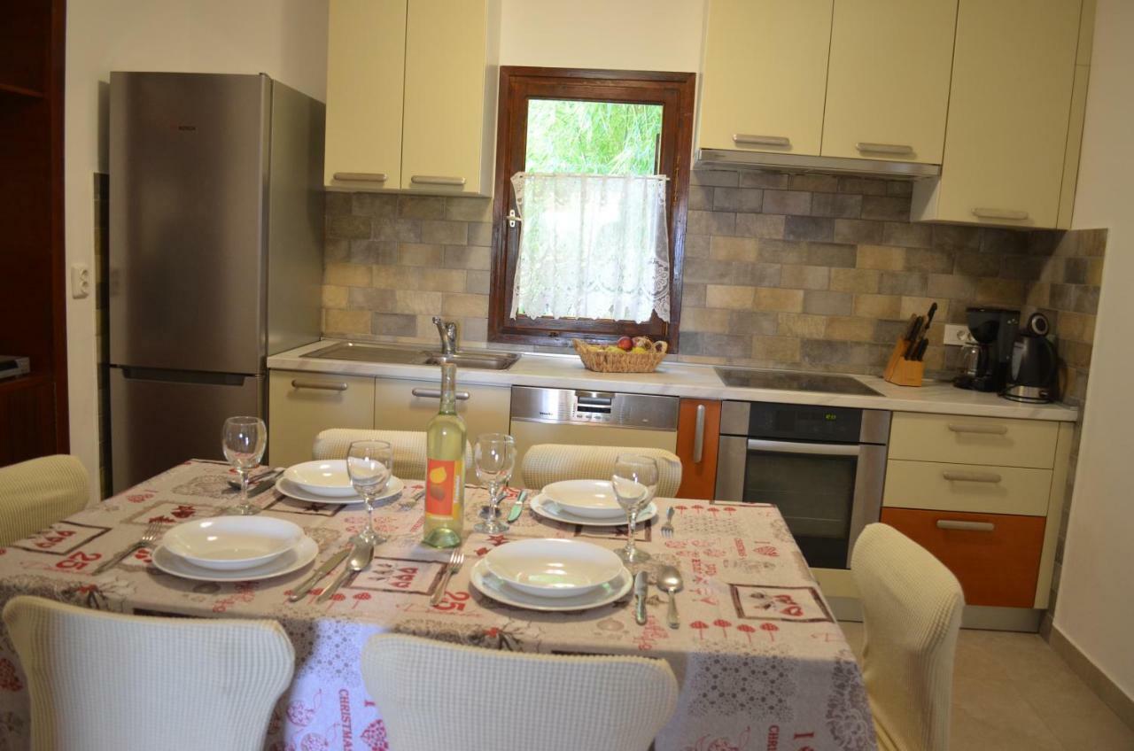 Apartments Mare Малинска Екстериор снимка